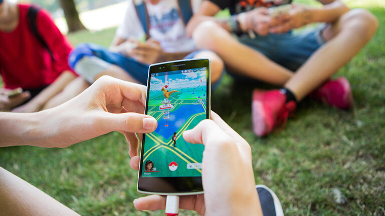 Pokemon GO - Jugendliche spielen am 16.08.2016 in einem Park in Stuttgart (Baden-Württemberg) Pokemon GO auf ihren Smartphones. Foto: Silas Stein/dpa Pokemon GO - Jugendliche spielen am 16.08.2016 in einem Park in Stuttgart (Baden-Württemberg) Pokemon GO auf ihren Smartphones. Foto: Silas Stein/dpa