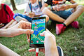 Pokemon GO       -  Jugendliche spielen am 16.08.2016 in einem Park in Stuttgart (Baden-Württemberg) Pokemon GO auf ihren Smartphones. Foto: Silas Stein/dpa