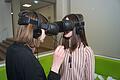 Mit der PV-Brille schauen Colleen und Sarah verschiedene Berufe an.