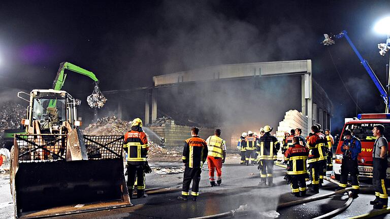 In der Lagerhalle eines Entsorgungsfachbetriebes in Knetzgau brach am Montagnachmittag ein Feuer aus. Die Löscharbeiten dauerten die ganze Nacht an.