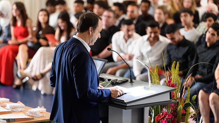 Sprach in seiner Rede auch ein Lob an die Lehrkräfte aus: der stellvertretende Schulleiter Ralf Geisler. Sprach in seiner Rede auch ein Lob an die Lehrkräfte aus: der stellvertretende Schulleiter Ralf Geisler.