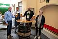 Mario, Alexander und Maria Borst von der Brauerei Roth gratulieren dem neuen Pächter Swen Geis (Zweiter von links) zur Eröffnung des Gasthaus zum Roth. Geis hat sich mit dem fränkischen Gasthaus einen Lebenstraum verwirklicht und auch gleich eine Neuerung eingeführt: Ab sofort gibt es einen Stehausschank im überdachten Bereich der Hofeinfahrt hinter dem markanten Hoftor. Im Hintergrund der bestuhlte Außenbereich im Innenhof des Gasthauses.