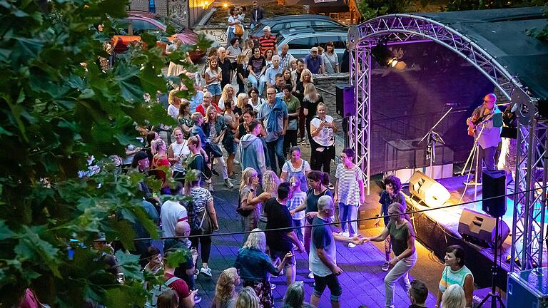 Schweinfurt feiert ausgelassen seine große Stadtparty. Tausende waren vom 26. bis 27. August dabei und genossen den Abend, die paar Regentropfen am Freitag ließen die meisten kalt. Getanzt, gesungen und gelacht wurde trotzdem.