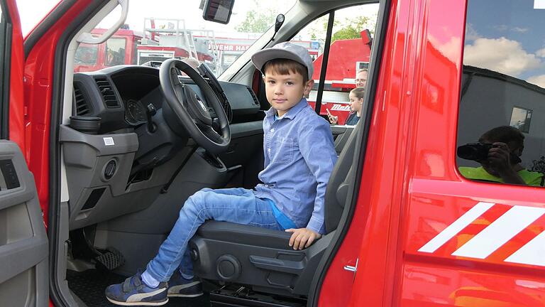 Für die jüngsten Festbesucher war es das Größte, einmal alleine in einem Feuerwehrauto sitzen zu dürfen. Für die jüngsten Festbesucher war es das Größte, einmal alleine in einem Feuerwehrauto sitzen zu dürfen.