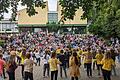 Erste und zweite Klassen präsentierten den Bewegungstanz 'Guck mal eine Biene da' vor der Schulfamilie.