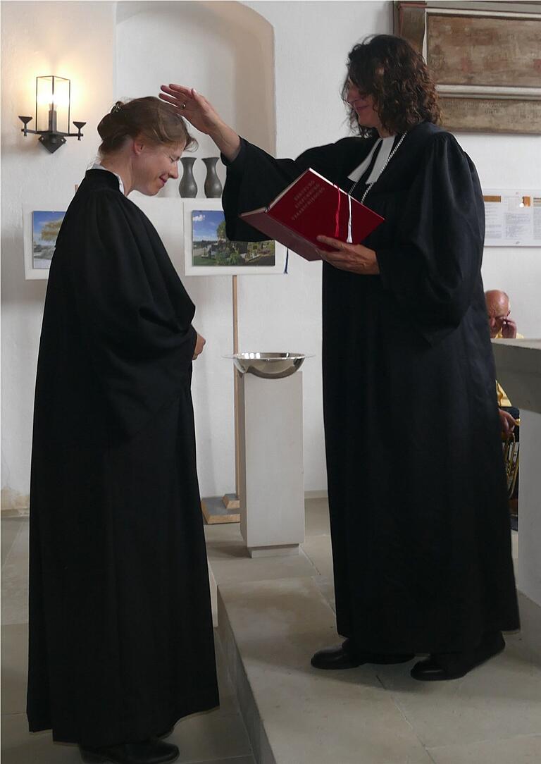 Zur Entpflichtung als Pfarrerin von Hohenfeld wurde Esther Zeiher von Dekanin Kerstin Baderschneider gesegnet. Zur Entpflichtung als Pfarrerin von Hohenfeld wurde Esther Zeiher von Dekanin Kerstin Baderschneider gesegnet.