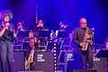 Fola Dada mit Solo-Saxophonist Klaus Graf bei ihrem Auftritt in der Stadthalle von Bad Neustadt.
