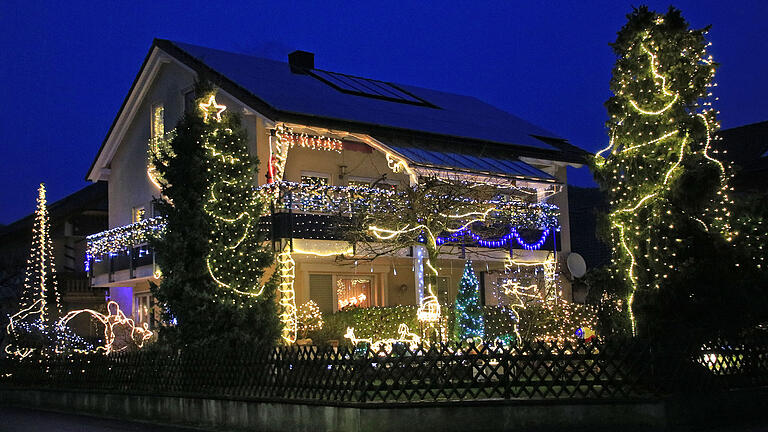 In der Bühlstraße in Thüngersheim (Lkr. Würzburg) ist dieses Lichtermeer zu finden: Aus etwa 20 000 LED-Lämpchen hat Jürgen Heusler ein weihnachtliches Kunstwerk geschaffen. Die längste Lichtgirlande ist 27 Meter lang. In der Bühlstraße in Thüngersheim (Lkr. Würzburg) ist dieses Lichtermeer zu finden: Aus etwa 20 000 LED-Lämpchen hat Jürgen Heusler ein weihnachtliches Kunstwerk geschaffen. Die längste Lichtgirlande ist 27 Meter lang.