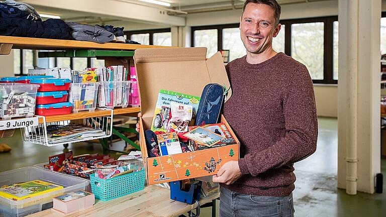 Noch hält Tobias Winkler eine fertig gepackte Lovebox in den Händen – bald schon kann sich ein Kind darüber freuen.