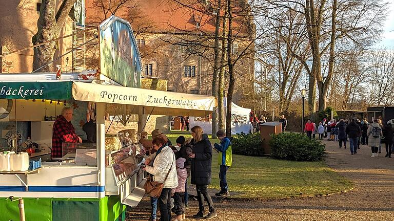 Blick auf den Aschacher Weihnachtsmarkt       -  Blick auf den Aschacher Weihnachtsmarkt