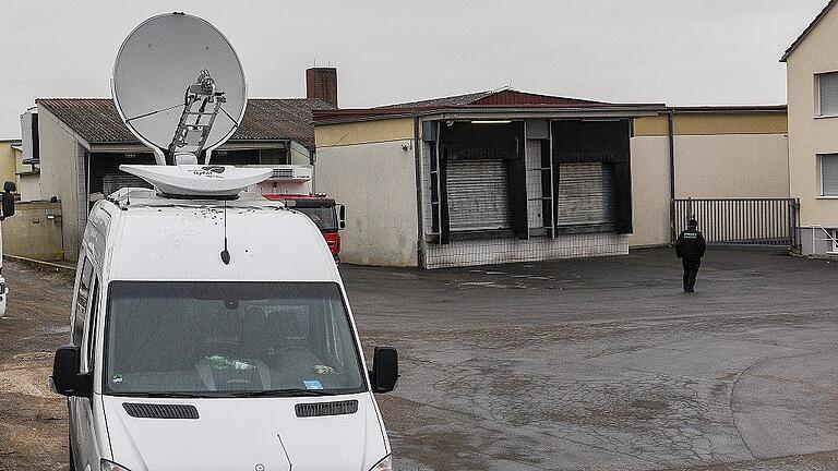 Massive Vorwürfe: Schlachthof in Tauberbischofsheim dicht       -  Drinnen alle Schotten dicht, draußen Medien: Dieser Schlachthof in Tauberbischofsheim ist geschlossen worden, weil es dort massive Verstöße gegen den Tierschutz gegeben haben soll.