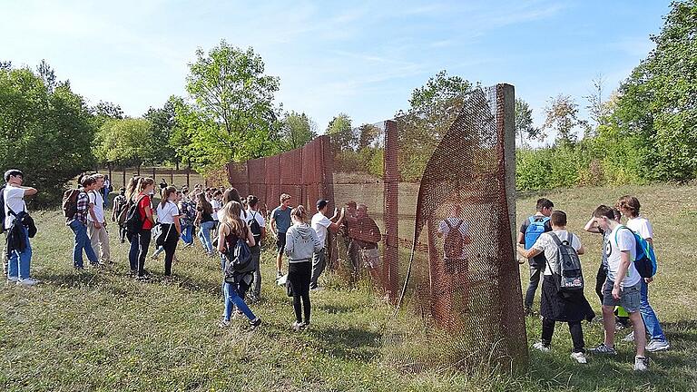 Dass nicht einmal eine Maus durch den DDR-Zaun kriechen kann, zeigte sich beim Wandertag der 10. Klassen des Rhön-Gymnasiums Bad Neustadt an die einstige Innerdeutsche Grenze bei Schlechtsart.