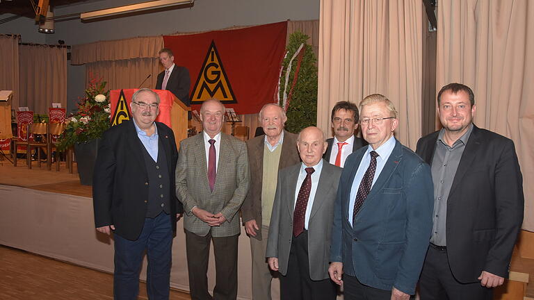 Werner Neugebauer (links), Werner Flierl (Dritter von rechts) und Norbert Zirnsak (rechts) gratulierten den Mitgliedern, die seit 70 Jahren der IG-Metall Würzburg die Treue halten: Richard Kreiner, Karl Weidner, Richard Löser und Rudolf Linz.