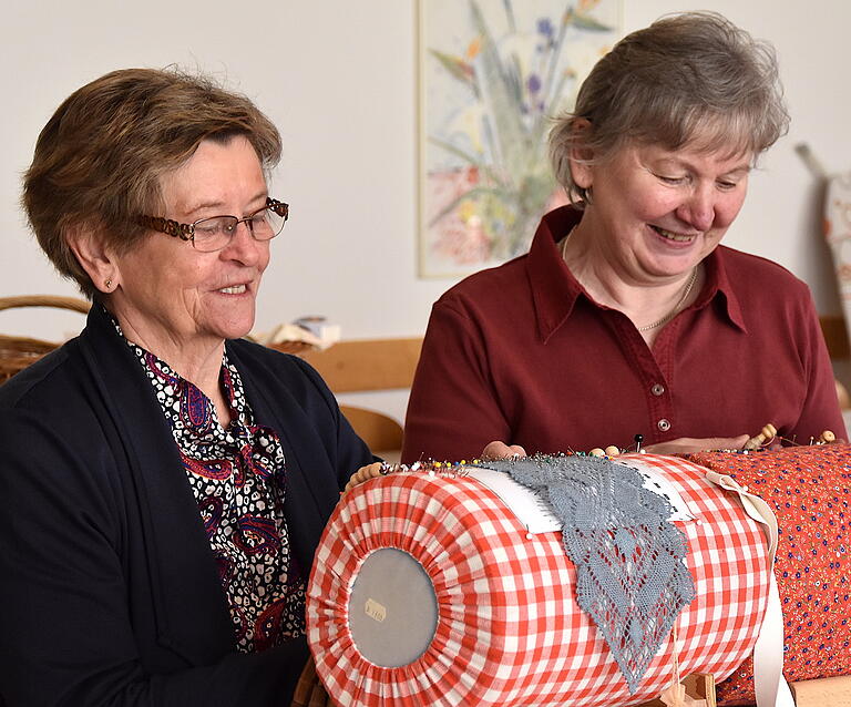 Am über 1,50 Meter langen Spitzenband für den Wohnzimmertisch klöppelt Brigitta Jüls länger als ein Jahr.