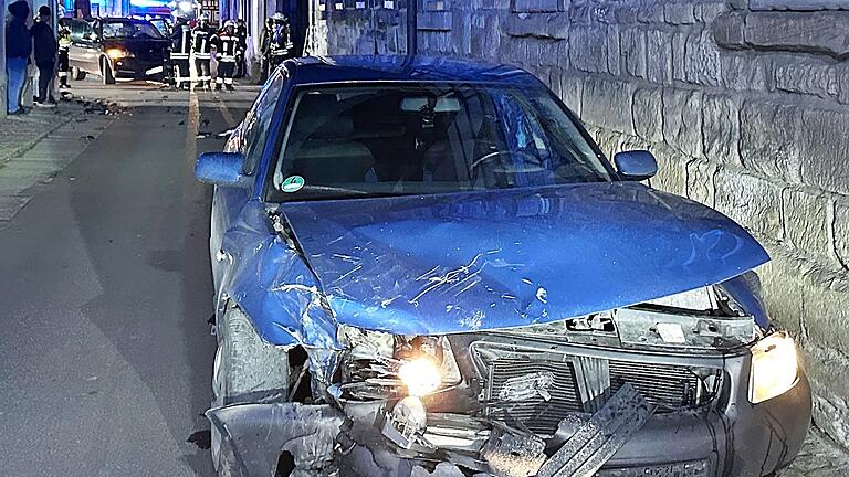 Bis heute nicht gefasst: Fahrer und Beifahrer dieses unfallverursachenden Fahrzeugs. Der blauer Audi A 3 wurde bei dem Unfall beschädigt und kam an einer Hausmauer in der Bad Königshöfer Schlundstraße zum Stehen.