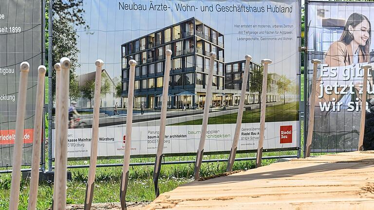 Die Sparkasse Mainfranken baut ein Ärztehaus am Würzburger Hubland. Jetzt war der Spatenstich.