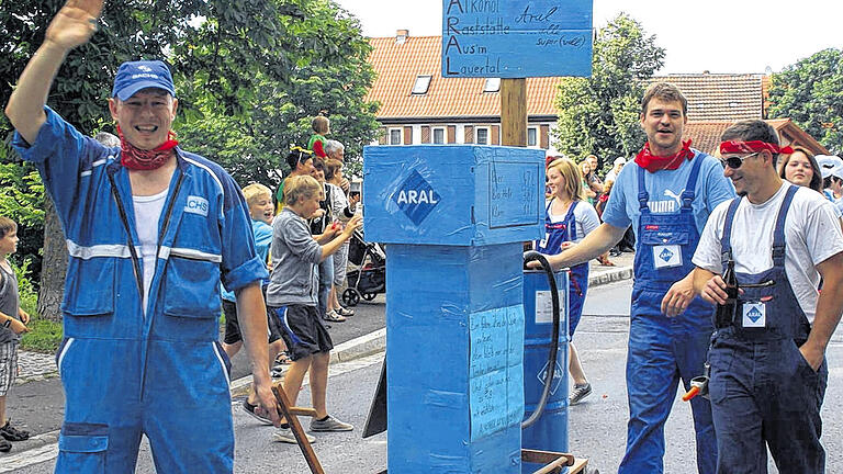 Sommerkarneval in Wülfershausen: 200 Narren, 1000 Besucher       -  (max)   Beim Sommerkarneval zog ein ein bunter Gaudiwurm durch die Gemeinde. Von zahlreichen Schaulustigen bejubelt, zogen die Narren bis zum Festplatz. Bereits am Vorabend hat der Jugendclub, der den Karneval veranstaltet, 20-jähriges Bestehen gefeiert. Rund 200 Teilnehmer zählten die 14 Gruppen, die von fast 1000 Besuchern bejubelt wurden. Die Verkleidungen hätten vielseitiger nicht sein können. Neben Schlümpfen und Fischen waren die verschiedensten Kostüme zu sehen. Allen voran führten Jasmin I. Und Manuel I., das diesjährige Prinzenpaar, den Umzug an. Eine besondere Freude machte Linus seinen Eltern. Pünktlich zum Sommerkarneval, genau sieben Minuten nach sieben Uhr, kam der Nachwuchs von Mike Nees und Christine Göpfert, einem Gründungsmitglied des Jugendclubs, zur Welt. Bei einem Open-Air-Event mit der Band 8alive auf der Festwiese klang der Sommerkarneval aus. Mehr Bilder finden Sie unter http://rhoengrabfeld.mainpost.deFoto: Stuhl