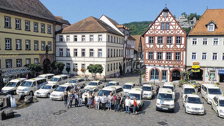 Protest auf dem Marktplatz: Etwa 20 Taxi-Unternehmer protestierten mit ihren Fahrzeugen vor dem Landratsamt gegen die Entgeltpolitik der Krankenkassen.