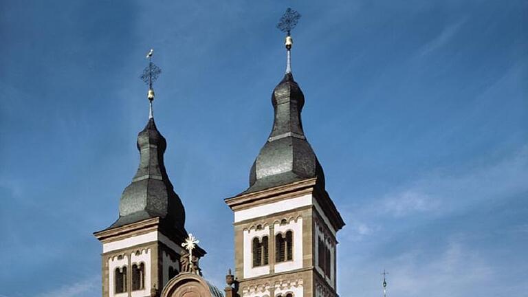 Romanik und Barock: Die Westfassade der Abteikirche. Romanik und Barock: Die Westfassade der Abteikirche.