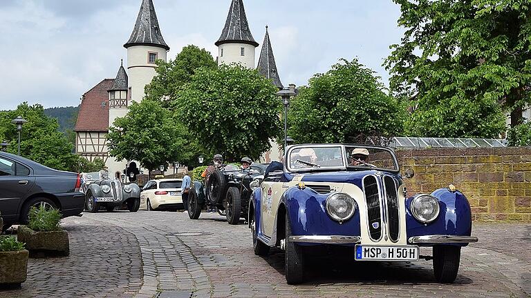 Die Oldtimer der Sachs-Franken-Classic am Lohrer Schlossplatz: hier vorneweg das BMW 322/28 Cabrio, Baujahr 1938, der Familie Heßler aus Karlstadt..