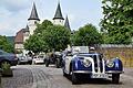 Die Oldtimer der Sachs-Franken-Classic am Lohrer Schlossplatz: hier vorneweg das BMW 322/28 Cabrio, Baujahr 1938, der Familie Heßler aus Karlstadt..