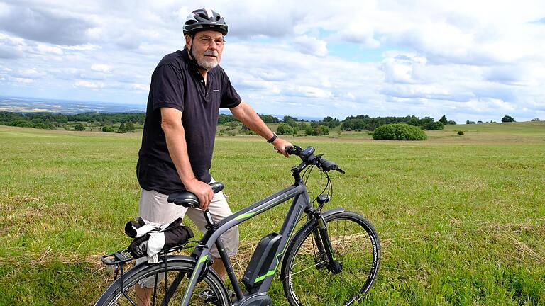 Jochen Heinke, Autor von mittlerweile 22 Büchern, hat nun E-Bike-Touren in der Rhön beschrieben.