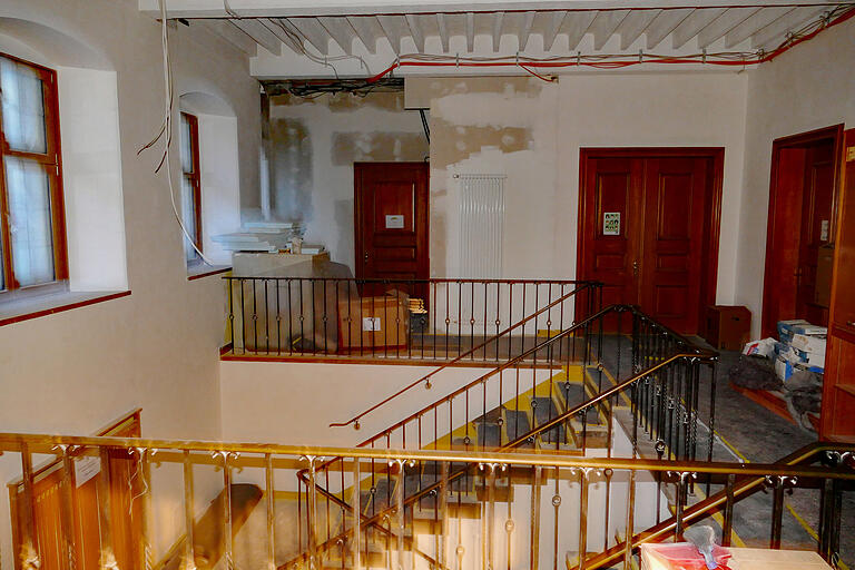 Das Foyer im zweiten Geschoss ist noch im Bau. Trotzdem wird dort gearbeitet. Das Foyer im zweiten Geschoss ist noch im Bau. Trotzdem wird dort gearbeitet.