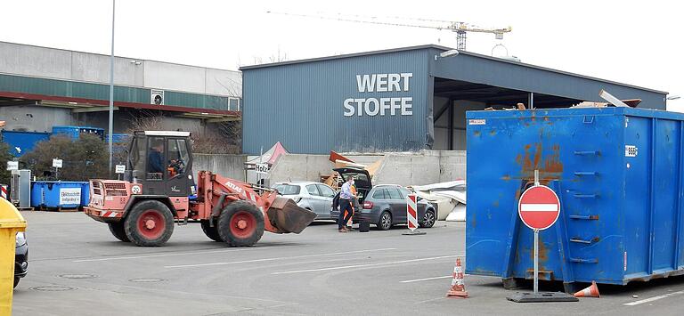 Auf den Wertstoffhöfen wie hier in der Kurt-Römer-Straße können Abfälle fachgerecht entsorgt werden. Zusätzlich finden das ganze Jahr über in Stadt und Landkreis Schweinfurt an wechselnden Standorten Problemmüllsammlungen statt. Auf den Wertstoffhöfen wie hier in der Kurt-Römer-Straße können Abfälle fachgerecht entsorgt werden. Zusätzlich finden das ganze Jahr über in Stadt und Landkreis Schweinfurt an wechselnden Standorten Problemmüllsammlungen statt.