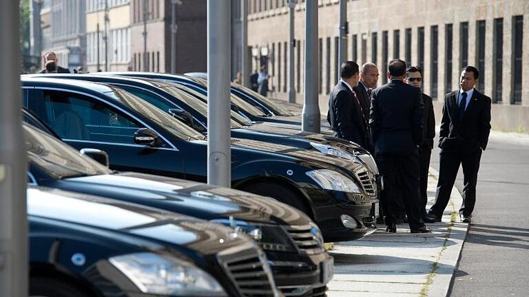 Diplomaten genießen in ihren Autos Sonderrechte. Foto: Bernd von Jutrczenka       -  Diplomaten genießen in ihren Autos Sonderrechte.