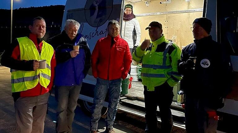 Bauernproteste im Landkreis Bad Kissingen, hier tauschen sich Landwirte am Pendlerparkplatz bei Burglauer aus. Bauernproteste im Landkreis Bad Kissingen, hier tauschen sich Landwirte am Pendlerparkplatz bei Burglauer aus.
