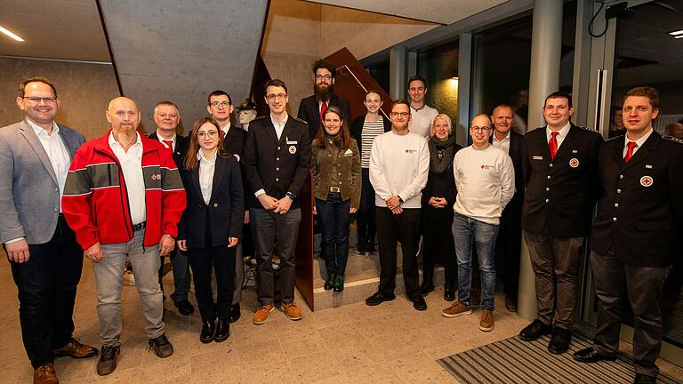 Aufstellung der Geehrten (von links): Michael Hombach (stellv. Vorsitzender BRK MSP), Gerhard Kraus, Werner Wawok, Jennifer Amend, Markus Saller, Stefan Müller, Sabine Sitter, Tobias Volk, Theresa Endrich, Christian Wolf, Christian Harms, Stephanie Hemrich, Timo Pfenning, Thomas Stamm, Alexander Vornwald, Lukas Bürger.