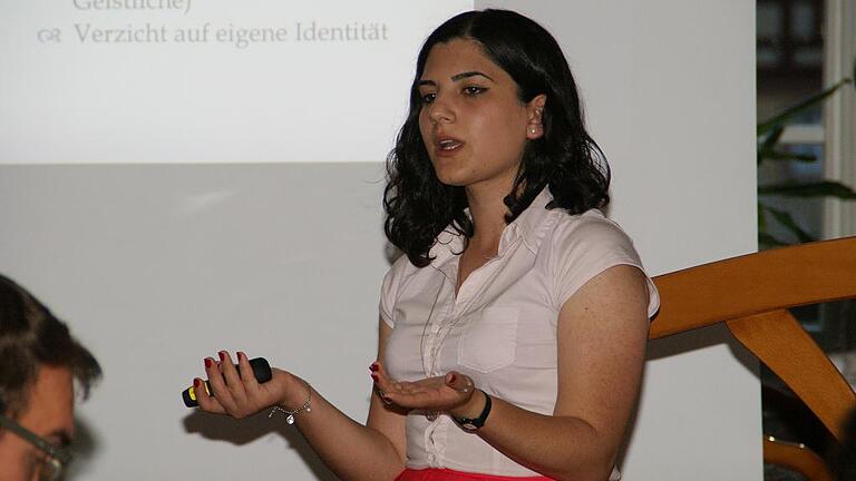 Armenien: Schön, aber leidgeprüft - Die Germanistik-Studentin Mariam Martirosyan aus Yerewan ist derzeit zu Gast in Deutschland und stellte ihr Land bei zwei Vorträgen beim Herrenhofbund und beim Lions-Club Haßberge vor. Armenien: Schön, aber leidgeprüft - Die Germanistik-Studentin Mariam Martirosyan aus Yerewan ist derzeit zu Gast in Deutschland und stellte ihr Land bei zwei Vorträgen beim Herrenhofbund und beim Lions-Club Haßberge vor.