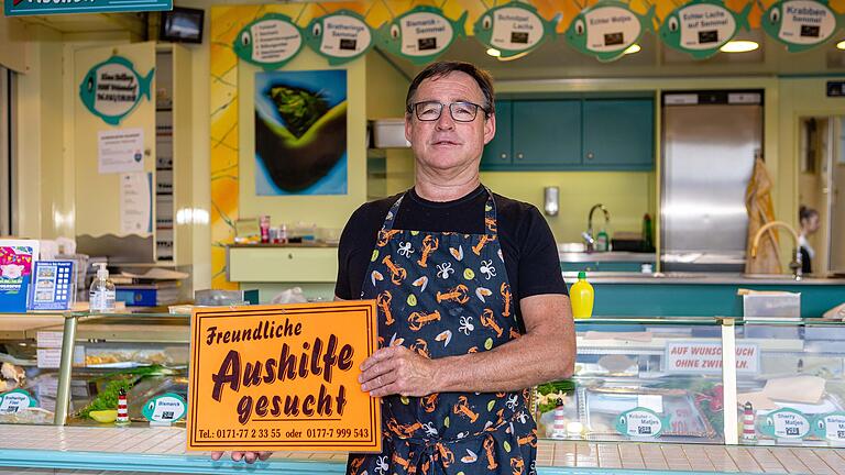 Klaus Hellberg verkauft Fischbrötchen auf dem Schweinfurter Volksfest. Wie viele Schausteller- und Gastronomiebetriebe sucht auch er händeringend nach Angestellten.