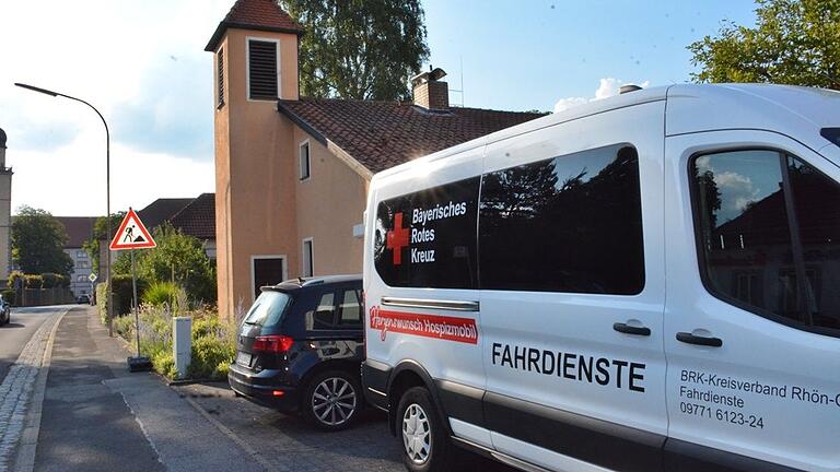 Vor der evangelischen Kirche in Fladungen stand das Herzenswunsch-Hospizmobil der BRK Kreisverbandes Rhön-Grabfeld. Mit ihm werden besondere Wünsche todkranker Patienten erfüllt.