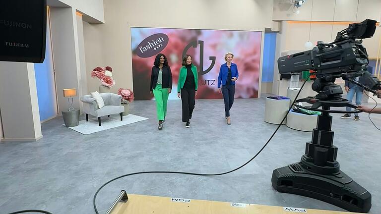 Eva Lutz bei der Vorstellung ihrer neuen Kollektion bei QVC zusammen mit den beiden Models Tash (links) und Christine (rechts). Eva Lutz bei der Vorstellung ihrer neuen Kollektion bei QVC zusammen mit den beiden Models Tash (links) und Christine (rechts).