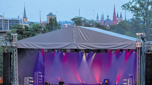 Bühne vor den Toren und Türmen der Stadt: Der Hafensommer beim Auftritt von Jan-Josef Liefers am vergangenen Samstag. Zum Musiker und seiner Band Radio Doria kamen bislang die meisten Besucher des diesjährigen Festivals &ndash; der Eröffnungsabend ausgenommen.DANIEL PETER