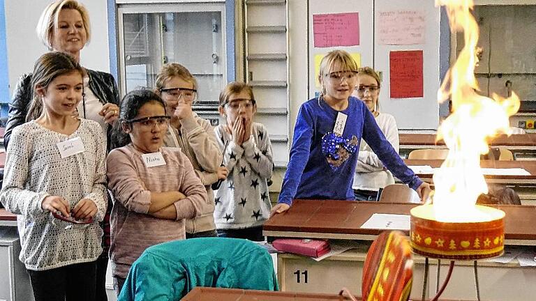 Geldersheimer Grundschüler ließen es am Humboldt-Gymnasium krachen &ndash; mit einer Mehlstaub-Explosion in der Plätzchendose, Schulleiterin Claudia Datzer sah zu.