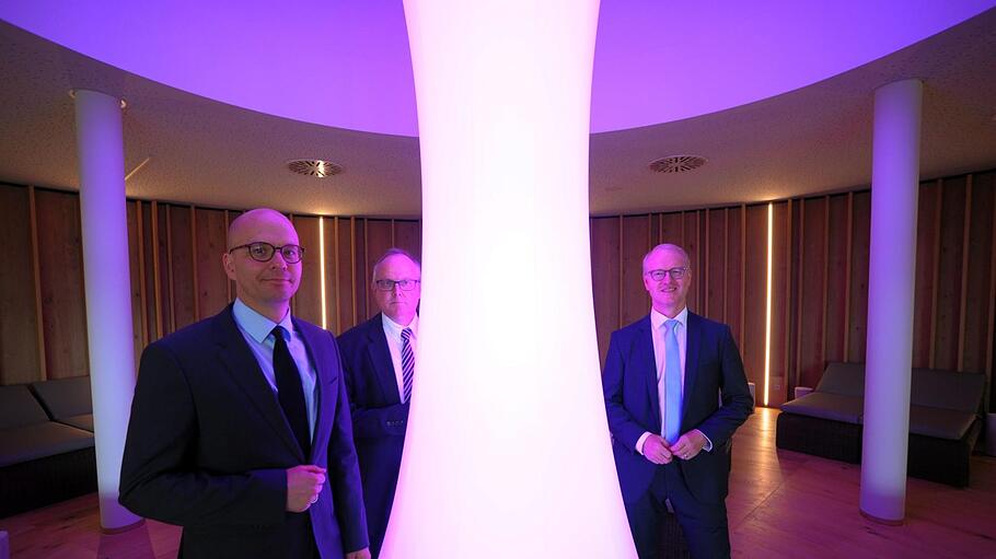 Bei der Eröffnung der neuen Ruhelandschaft im SaunaPark der KissSalis Therme: OB Dirk Vogel, Stadtwerkechef Manfred Zimmer und Stefan Kannewischer, der Geschäftsführer des Betreiberunternehmens. Foto: Siegfried Farkas       -  Bei der Eröffnung der neuen Ruhelandschaft im SaunaPark der KissSalis Therme: OB Dirk Vogel, Stadtwerkechef Manfred Zimmer und Stefan Kannewischer, der Geschäftsführer des Betreiberunternehmens. Foto: Siegfried Farkas