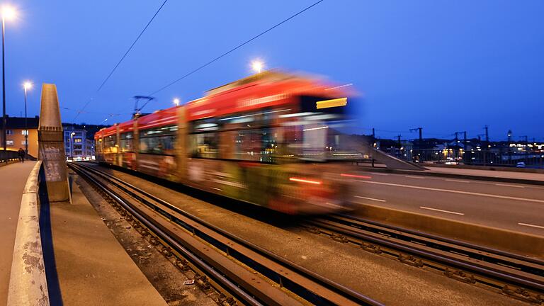 Die angedachte Straba-Linie 7 für Würzburg-Nord steht auf der Kippe. Im Bild eine vorbeifahrende Straßenbahn auf der Grombühlbrücke.