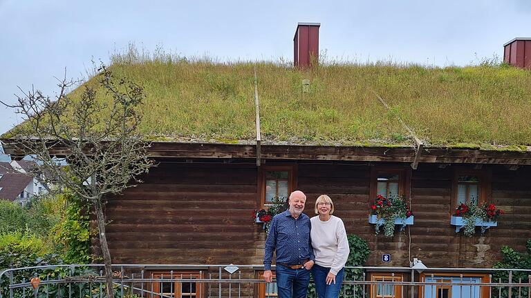 Hans-Josef und Annemarie Fell vor ihrem Haus mit dem begrünten Dach. Die Sonnenkollektoren sind auf der anderen Seite. Foto: Susanne Will       -  Hans-Josef und Annemarie Fell vor ihrem Haus mit dem begrünten Dach. Die Sonnenkollektoren sind auf der anderen Seite. Foto: Susanne Will