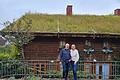 Hans-Josef und Annemarie Fell vor ihrem Haus mit dem begrünten Dach. Die Sonnenkollektoren sind auf der anderen Seite. Foto: Susanne Will       -  Hans-Josef und Annemarie Fell vor ihrem Haus mit dem begrünten Dach. Die Sonnenkollektoren sind auf der anderen Seite. Foto: Susanne Will