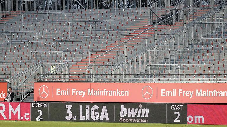 Leere Ränge bei einem Geisterspiel am Würzburger Dallenberg. Die Klubs konnten aufgrund der entgangenen Einnahmen Corona-Hilfen beantragen. Nun sollen sie diese zumindest teilweise zurückbezahlen. Leere Ränge bei einem Geisterspiel am Würzburger Dallenberg. Die Klubs konnten aufgrund der entgangenen Einnahmen Corona-Hilfen beantragen. Nun sollen sie diese zumindest teilweise zurückbezahlen.