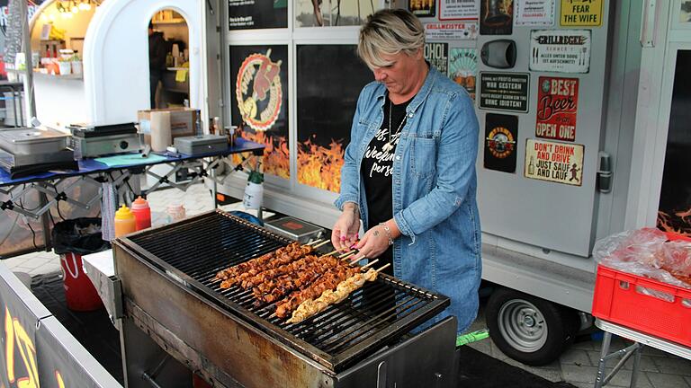 Grillspezialitäten auf dem Streetfood Festival auf dem Marktplatz.