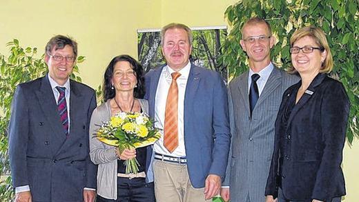 Von nun an im Ruhestand: Ludwig Reß (Mitte, zusammen mit seiner Ehefrau Maria, war 27 Jahre lang Hausmeister beim ÜW Rhön. Er wurde verabschiedet durch Geschäftsführer Helmut Grosser (links), die Betriebsratsvorsitzende Iris Muhr und Prokurist Joachim Schärtl (von rechts). Von nun an im Ruhestand: Ludwig Reß (Mitte, zusammen mit seiner Ehefrau Maria, war 27 Jahre lang Hausmeister beim ÜW Rhön. Er wurde verabschiedet durch Geschäftsführer Helmut Grosser (links), die Betriebsratsvorsitzende Iris Muhr und Prokurist Joachim Schärtl (von rechts).