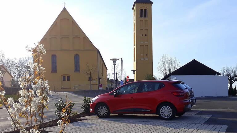Der Parkplatz unterhalb des Gartenstädter Gotteshauses ist rechtzeitig vor Ostern fertiggestellt und vor allem ein schmuckes Plätzchen geworden. Neben den Gottesdienstbesuchern steht er vor allem dem Kindergartenpersonal und allen Eltern, die ihre Kinder bringen oder abholen, zur Verfügung. Der Parkplatz unterhalb des Gartenstädter Gotteshauses ist rechtzeitig vor Ostern fertiggestellt und vor allem ein schmuckes Plätzchen geworden. Neben den Gottesdienstbesuchern steht er vor allem dem Kindergartenpersonal und allen Eltern, die ihre Kinder bringen oder abholen, zur Verfügung.