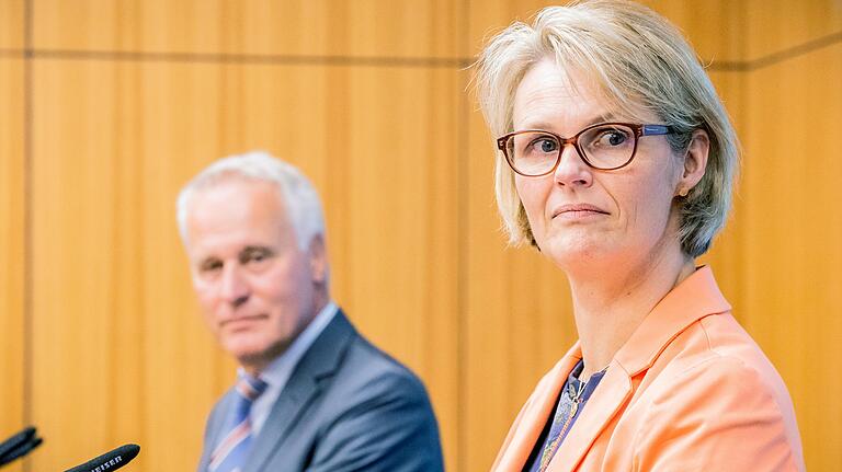 Gaben am Montag Details zum Corona-Zuschuss für Studierende bekannt: Bundesbildungsministerin Anja Karliczek (CDU) und Achim Meyer auf der Heyde, Generalsekretär des Deutschen Studentenwerks (DSW).