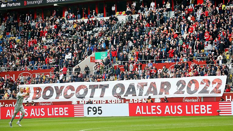 Boykott-Aufrufe, wie hier beim Spiel Düsseldorf gegen Nürnberg im Oktober, kommen zu spät. Die Fußball-WM in Katar wird am 20. November beginnen.