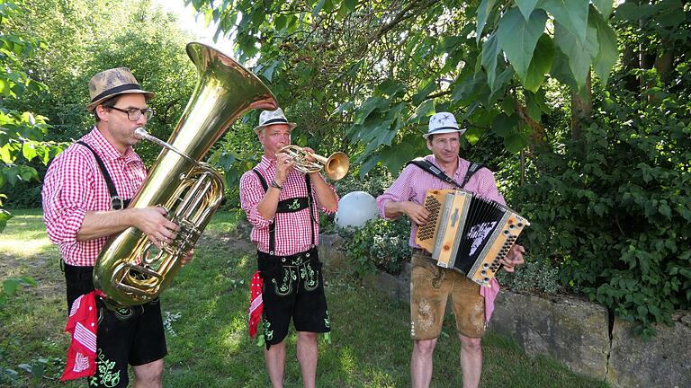 Zum Abschluss des Tages gab es im Garten der Sander Weinprinzessin Anna-Lena Sünkel eine Überraschung: Der bekannte Humorist Oti Schmelzer (rechts) unterhielt zusammen mit seinen Musikerkollegen Matthias Schmelzer (links) und Rainer Nöller (Mitte) die Abordnung. Zum Abschluss des Tages gab es im Garten der Sander Weinprinzessin Anna-Lena Sünkel eine Überraschung: Der bekannte Humorist Oti Schmelzer (rechts) unterhielt zusammen mit seinen Musikerkollegen Matthias Schmelzer (links) und Rainer Nöller (Mitte) die Abordnung.