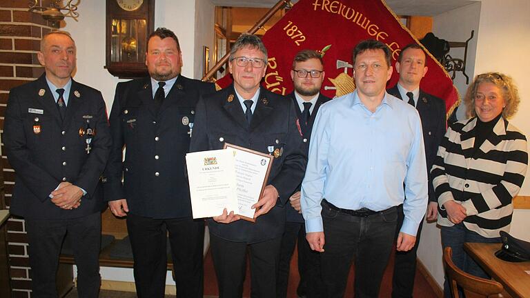 Neuer Vorsitzender der Feuerwehr in Rüdenhausen wurde Gerd Schüßler (dritter von rechts). Dazu wurden einige Aktive geehrt. Im Bild (von links) Kreisbrandmeister Christian Aschermann, Kommandant Steffen Ackermann, Uwe Pfeiffer, Mathias Hungbaur, Christian Neubert sowie die stellvertretende Landrätin Doris Paul.