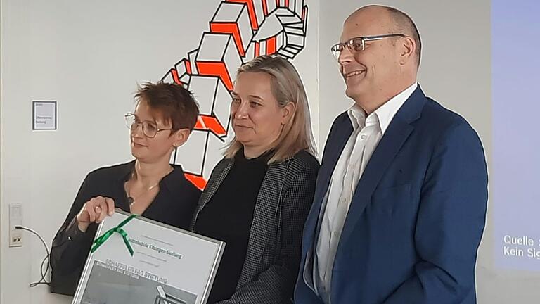 Barbara Brenner (Konrektorin), Viola Keil (NuT Lehrerin) und Herr Schuster (Schaeffler AG) nach der Preisverleihung. Barbara Brenner (Konrektorin), Viola Keil (NuT Lehrerin) und Herr Schuster (Schaeffler AG) nach der Preisverleihung.